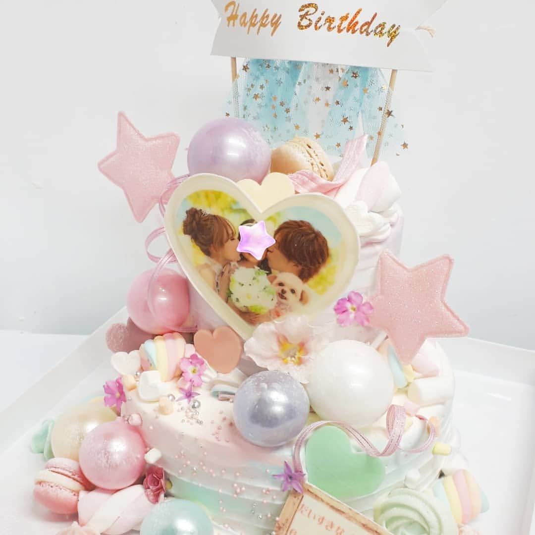 夜のケーキ屋さん♥Juli　(エディブルフラワー協会) さんのインスタグラム写真 - (夜のケーキ屋さん♥Juli　(エディブルフラワー協会) Instagram)「リリカさんの、かわいいかわいい愛娘ちゃんのお誕生日ケーキ😳🎂💗 : 6さいになる娘さんは、ゆめかわなかわいい色がブームとのことで、ゆめかわパステルケーキ🌈✨ : ケーキをお届けしたら、なんとご厚意で、バルーンのお部屋を見せてくれて、本当にお姫様みたいにキラキラ空間で、世界が変わった気分でした😳✨✨ 主役の娘さんも、髪の毛サラッサラでおめかしして、お姫様みたいで、 わんちゃんもふわふわでいい匂いで癒されました😢💛 : 私は普段着すぎてお恥ずかしい限りですが、思い出に4枚目に載せました(笑)😳🎉: : リリカさんのInstagramに素敵な写真も載ってます😍 @ririkakotobuki  : : #夜のケーキ屋さん #オーダーケーキ #ゆめかわ #写真ケーキ」7月25日 18時06分 - juli_sasa