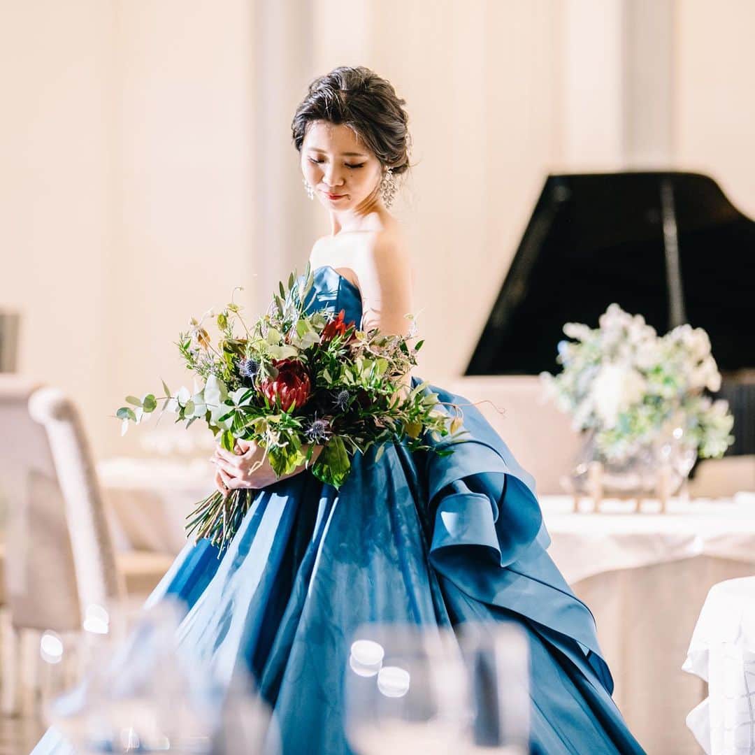 楽婚【公式】Instagramさんのインスタグラム写真 - (楽婚【公式】InstagramInstagram)「.﻿ 花嫁さまの凛とした表情が﻿ 美しい#振り向きショット ♡﻿ ﻿ 上品なブルーのドレスは﻿ アントニオリーヴァのブランドドレス。﻿ シンプルながら、華やかな存在感を放つ﻿ 洗練されたデザインが多くの花嫁に人気です。﻿ ﻿ ﻿ 会場：#アートグレイスウエディングシャトー﻿ ﻿ ﻿ @rakukon をフォローして﻿ 『#楽婚』をつけて、﻿ お写真の投稿大歓迎♡﻿ 公式IGでリグラムされるかも！？ .﻿ ﻿ ﻿ Webでご予約はTOPのURLより♡﻿ ⇒@rakukon﻿ ﻿ #楽婚 #rakukon﻿  #ベストアニバーサリー #ベストブライダル﻿ #wedding #ウェディング﻿ #フォトウェディング﻿ #プレ花嫁 #卒花﻿ #日本中のプレ花嫁さんと繋がりたい﻿ #プラコレ #marryxoxo﻿ #ウエディングニュース﻿ #花嫁 #卒花嫁 #プレ花嫁﻿ #2020秋婚　#2020冬婚﻿ #2021春婚 #2021夏婚﻿ #結婚式準備 #weddingdress﻿ #ウェディングドレス﻿ #カラードレス﻿ #ブルードレス﻿ #バックショット﻿ #振り返りショット﻿ #大階段﻿ #アントニオリーヴァ」7月25日 18時07分 - rakukon