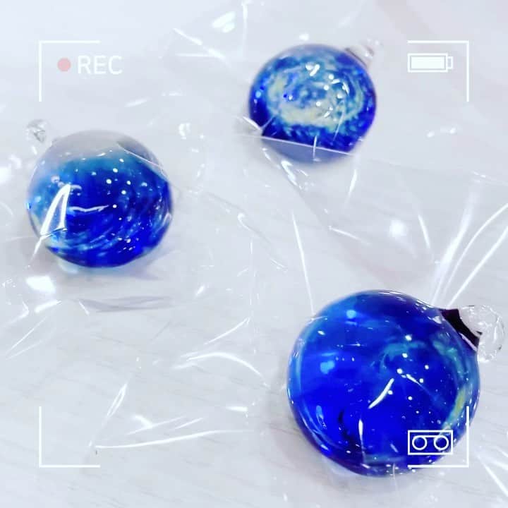 叶夢のインスタグラム：「宇宙ガラスをつくりました🚀🌏  #ハンドメイド #宇宙ガラス #ボロシリケイトガラス #glassart #バーナーワーク #handmadejewelry #趣味 #glasses #楽しい時間 #happytime」