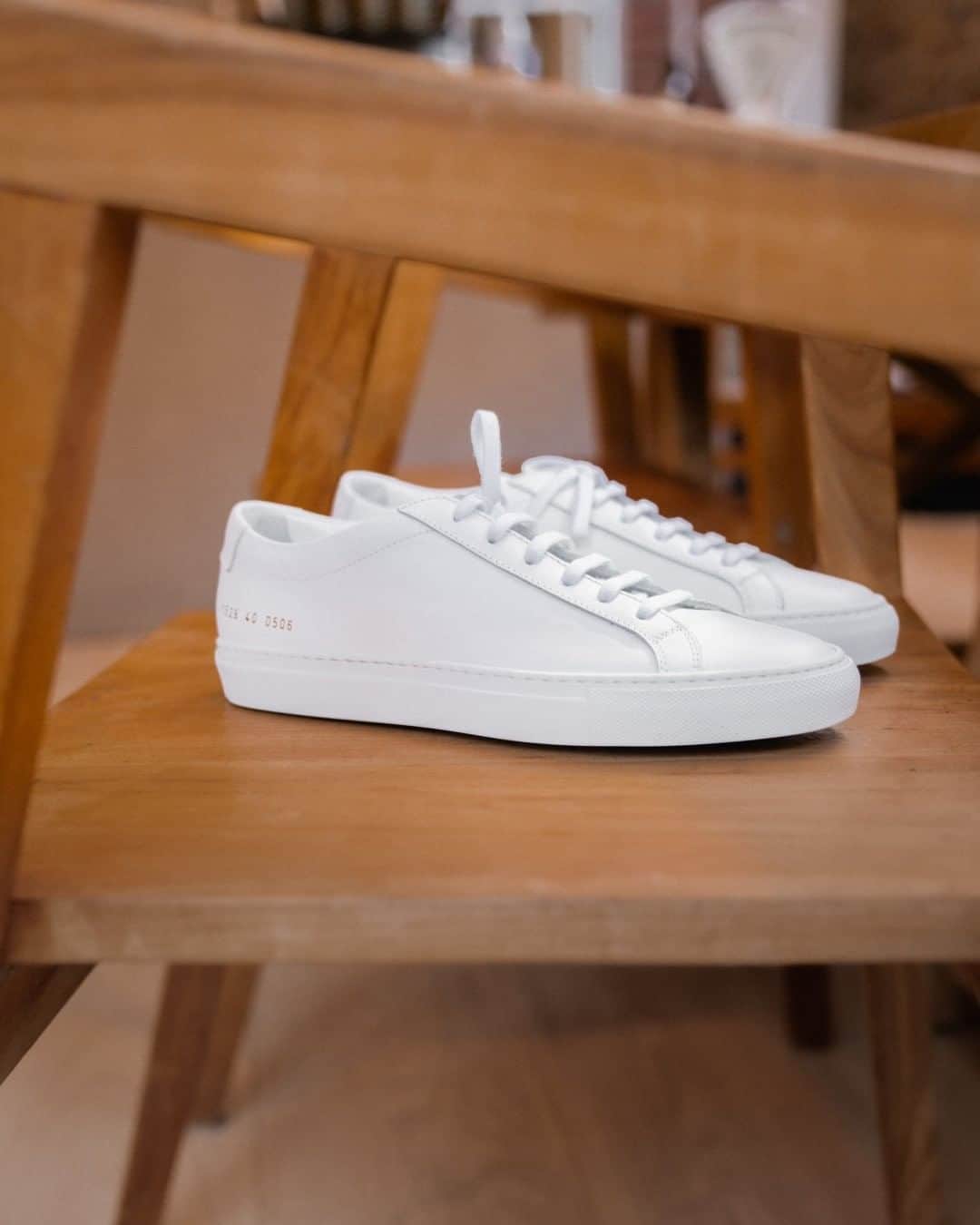 のインスタグラム：「@commonprojects or CP to its fans, began life in 2004 as the brainchild of Messrs Peter Poopat and Flavio Girolami, two New York creatives brought together by a shared love for simple, elegant design. Their first product was the Achilles, a tennis sneaker reimagined in high-grade Italian nappa leather and stamped with a gold serial number that has since become a cult symbol among sneaker aficionados (and the MR PORTER office). Tap the link in bio to get a pair for yourself. #MRPORTERSneakers」