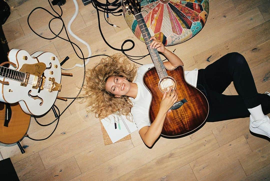 トーライ・ケリーのインスタグラム：「should we do another quarantea w tori soon?? i think we have a lot to catch up on… ☕️」