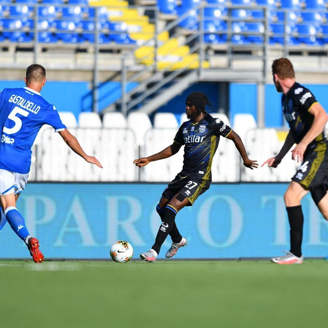 ジェルヴィーニョさんのインスタグラム写真 - (ジェルヴィーニョInstagram)「About game day ⚽️ #bresciaParma  ➕3️⃣  ___________________________________________________  @parmacalcio1913 💛💙 @andreacantini.photos 📸  _______________________________________________________   #brescia #parma #seriea #italia #gameday #football #teamg27」7月26日 5時04分 - gervinhofficial