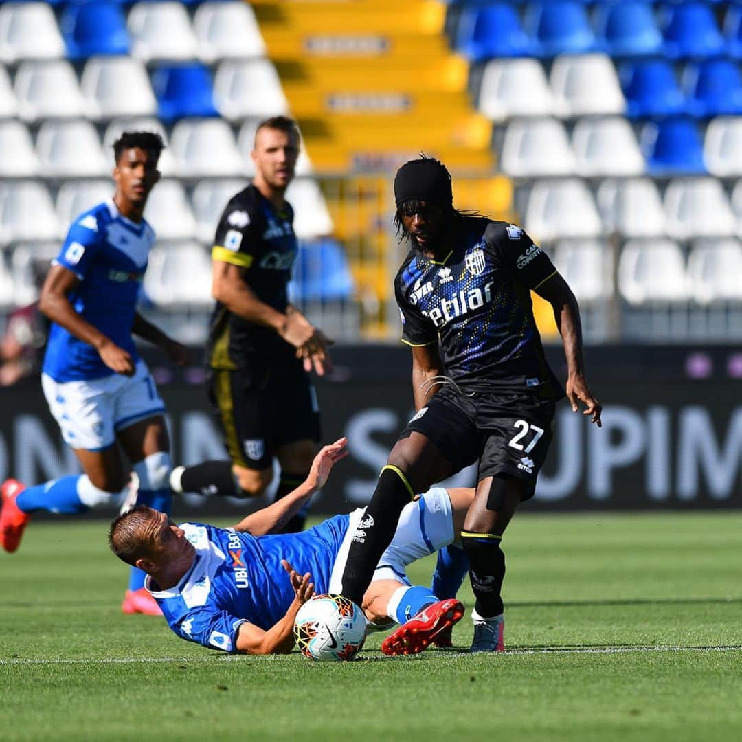 ジェルヴィーニョのインスタグラム：「About game day ⚽️ #bresciaParma  ➕3️⃣  ___________________________________________________  @parmacalcio1913 💛💙 @andreacantini.photos 📸  _______________________________________________________   #brescia #parma #seriea #italia #gameday #football #teamg27」