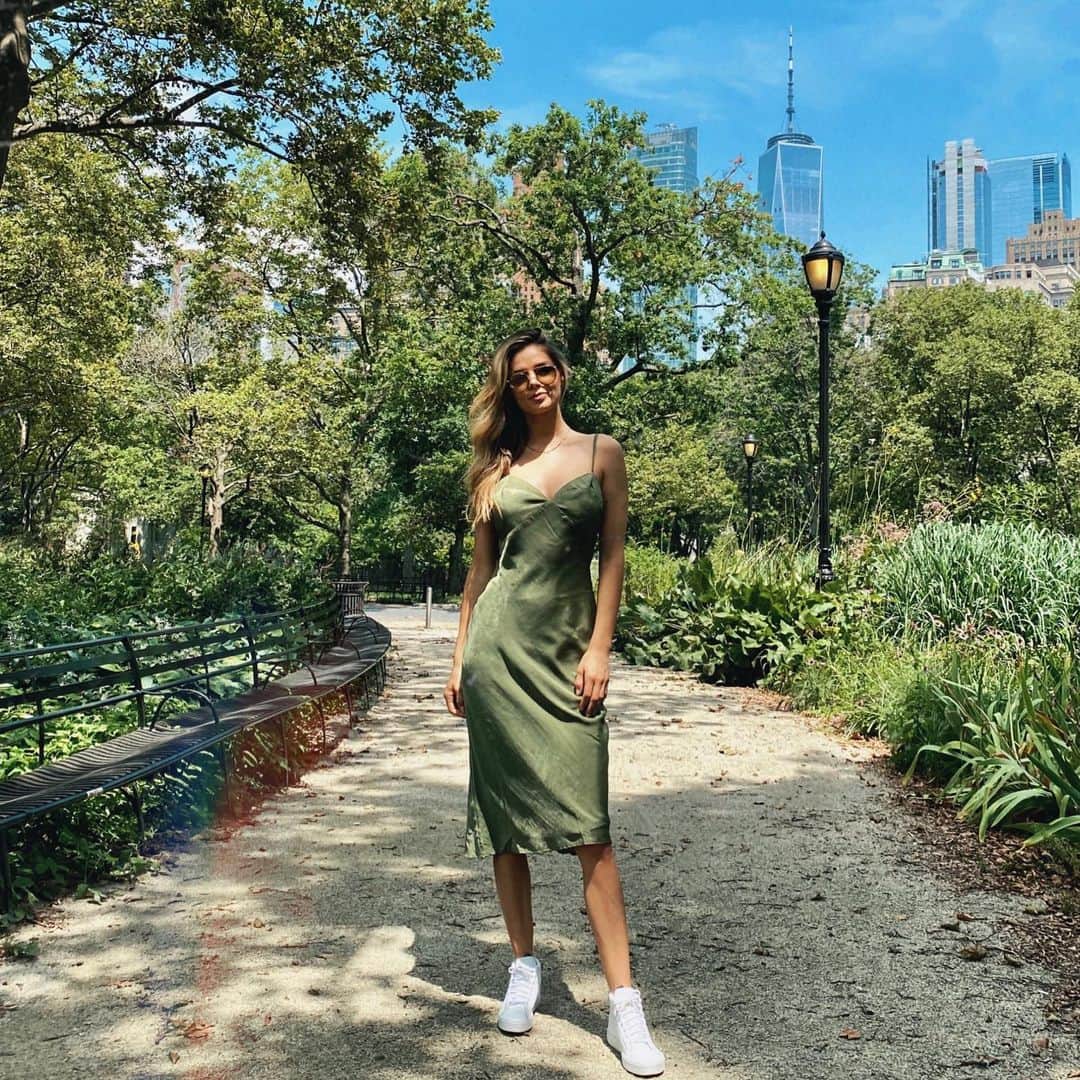 ダニエル・クヌッドソンのインスタグラム：「Green is my favorite color, what's yours ? 🌿🌱🍃 @revolve @houseofharlow1960  #revolve #NYC」