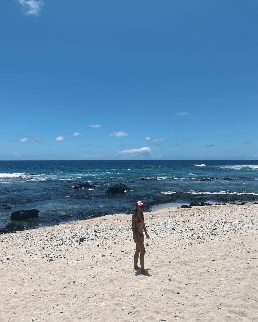 エビアン・クーのインスタグラム：「Hawaii things ☀️ 💦 🏃‍♀️ 🏄‍♀️ 🏔 on the last one, you can see that I fell riding on my skate board...we all have that embarrassing moment, glad I wasn’t hurt so badly. Hope everyone is having a beautiful  Saturday!   最後の動画スケボーで めっちゃこけるやつ笑ケガなしでよかったでも次の日体ちょっと痛かった😭みんなのビデオに関してのコメントも見たよーありがと✨」