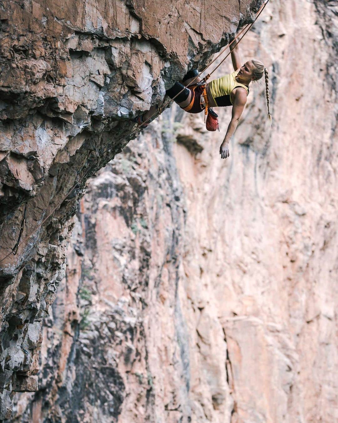 エミリー・ハリントンのインスタグラム：「Is it still climbing if you mainly use your knees? 😂 I grew up crawling my way up the blocky limestone of Rifle, CO so to me kneebarring is as much a part of climbing as crimping is. @adrianballinger and I spent a good chunk of the early summer back at the crag where I fell in love with climbing over 2 decades ago. I was happy to come away with a send of ‘Homunculus’ (8b+/5.14a) - a route that truly embodies all the trickery and unique techniques that define Rifle climbing. 🎥 by @louderthan11 / @jonglassberg 📸 by @jess_talley [link in profile for full vid] // @thenorthface @thenorthface_climb」