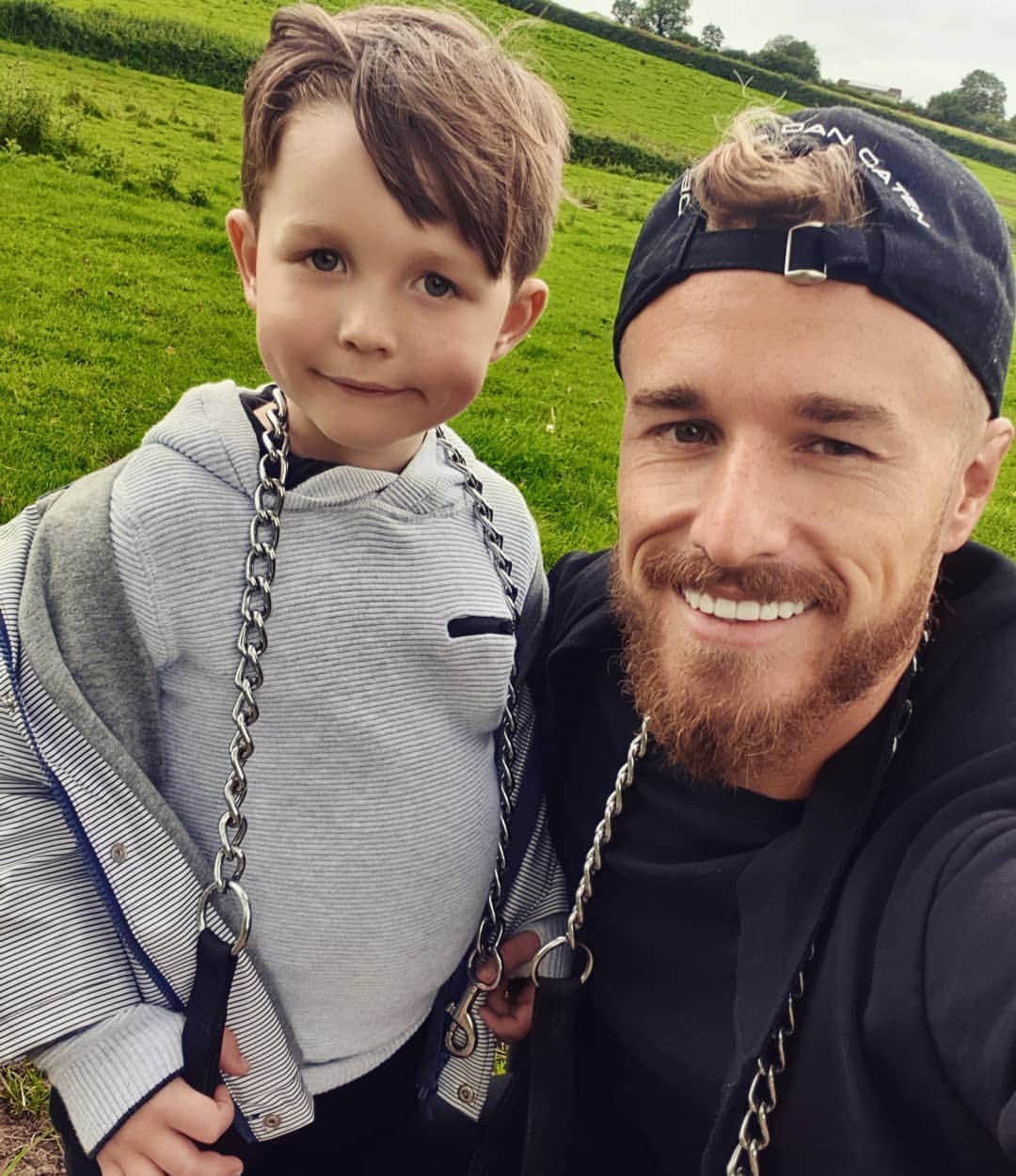 ジョー・ベネットのインスタグラム：「🐕🚶‍♂️❤」