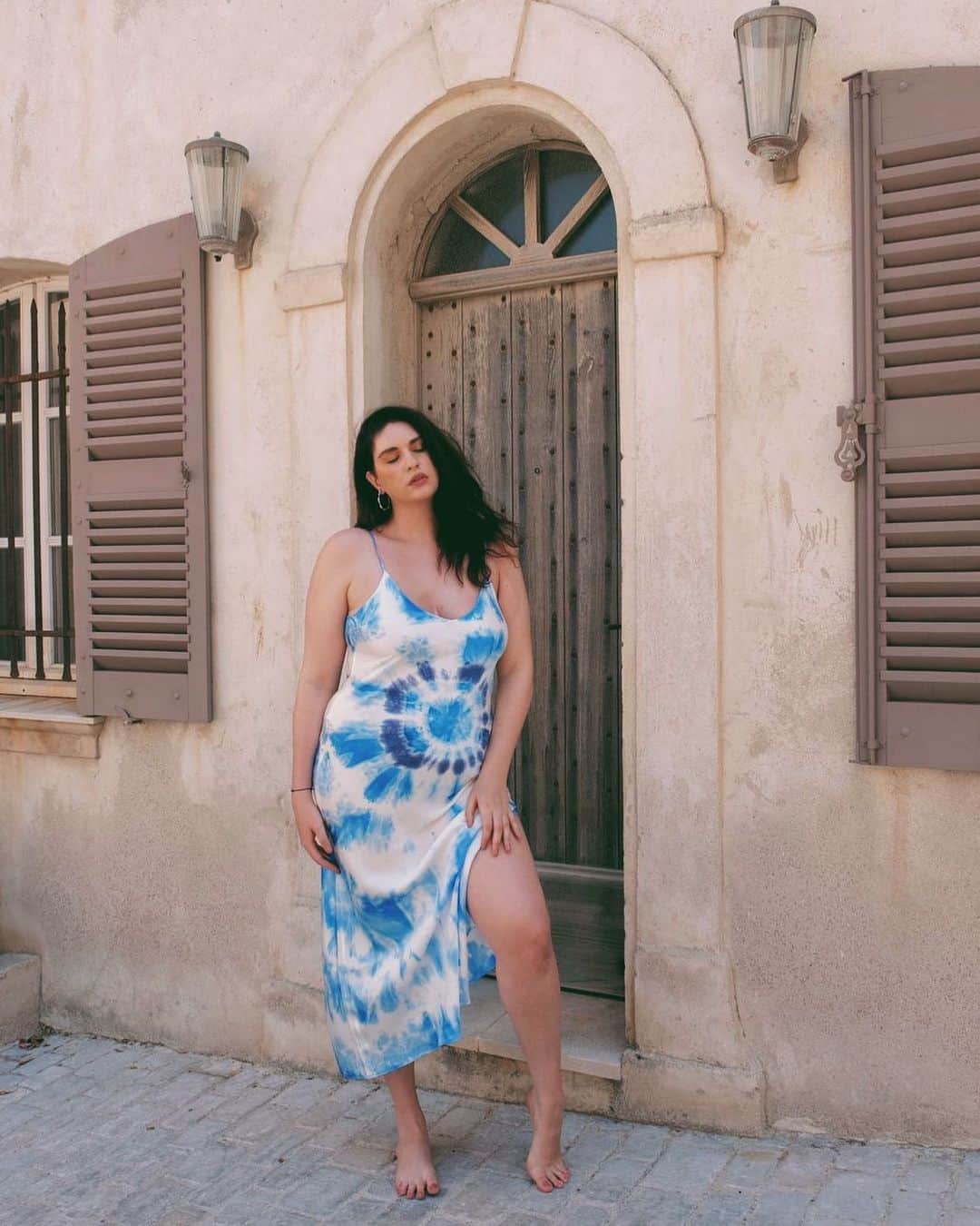 ダニジョーのインスタグラム：「Barefoot and free 〰️ #dannijogirls」