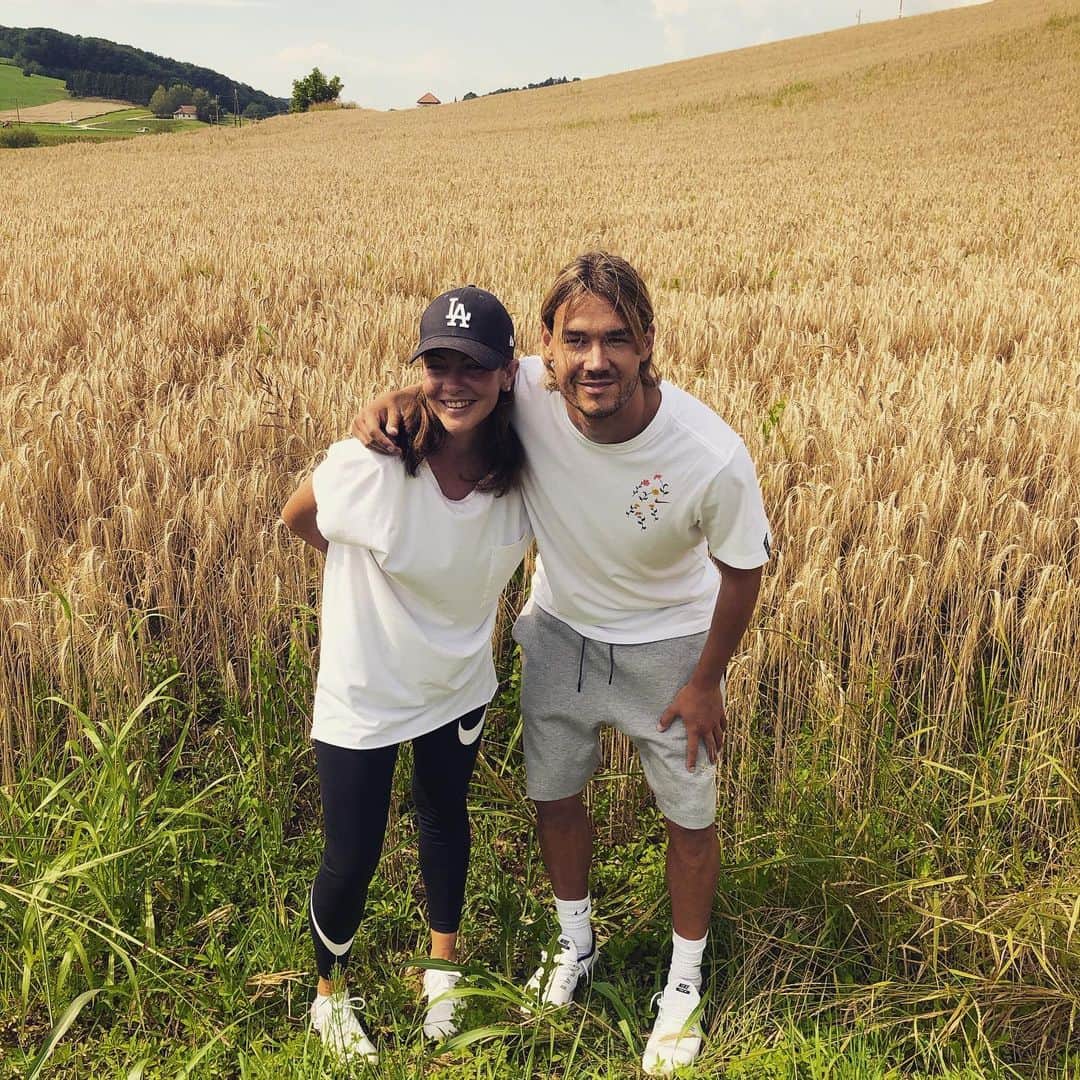 レネ・クルヒンのインスタグラム：「Fields of gold #brosis」