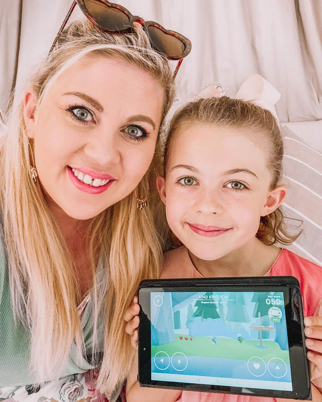 ルイーズ・ペントランドさんのインスタグラム写真 - (ルイーズ・ペントランドInstagram)「#AD ☀️Are you looking for ways to help your children be happier and healthier online during the summer holidays? Hands up 🙋🏼‍♀️ . I’m thrilled to be working with @google this summer to take part in the #SummerOfLittleWins campaign, which is all about looking after your family’s digital well-being – a win for children and for Mummy! 👌🏼 . With Darcy using technology more, we’re going to be trying the Family Link app, which is fab for helping me manage her screen time and approving the apps she downloads so they are appropriate for her age. It might even help us enjoy more screen-free time together – hurrah! ✨ . We’ll also be using the Be Internet Legends programme to learn some important online safety skills together in a child-friendly way, which can help Darcy be more confident and resilient when she explores the online world 💪🏼✨ . Big thumbs up from us for Google! Comment below with a 🙌🏼 if you appreciate a safer online space, and keep your eyes peeled for more tips and tricks!👌🏼」7月26日 3時49分 - louisepentland