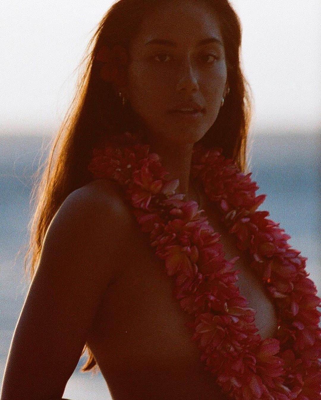 マリア・マーフィーのインスタグラム：「Lei day films 🌺 by @brooklynhawaii」