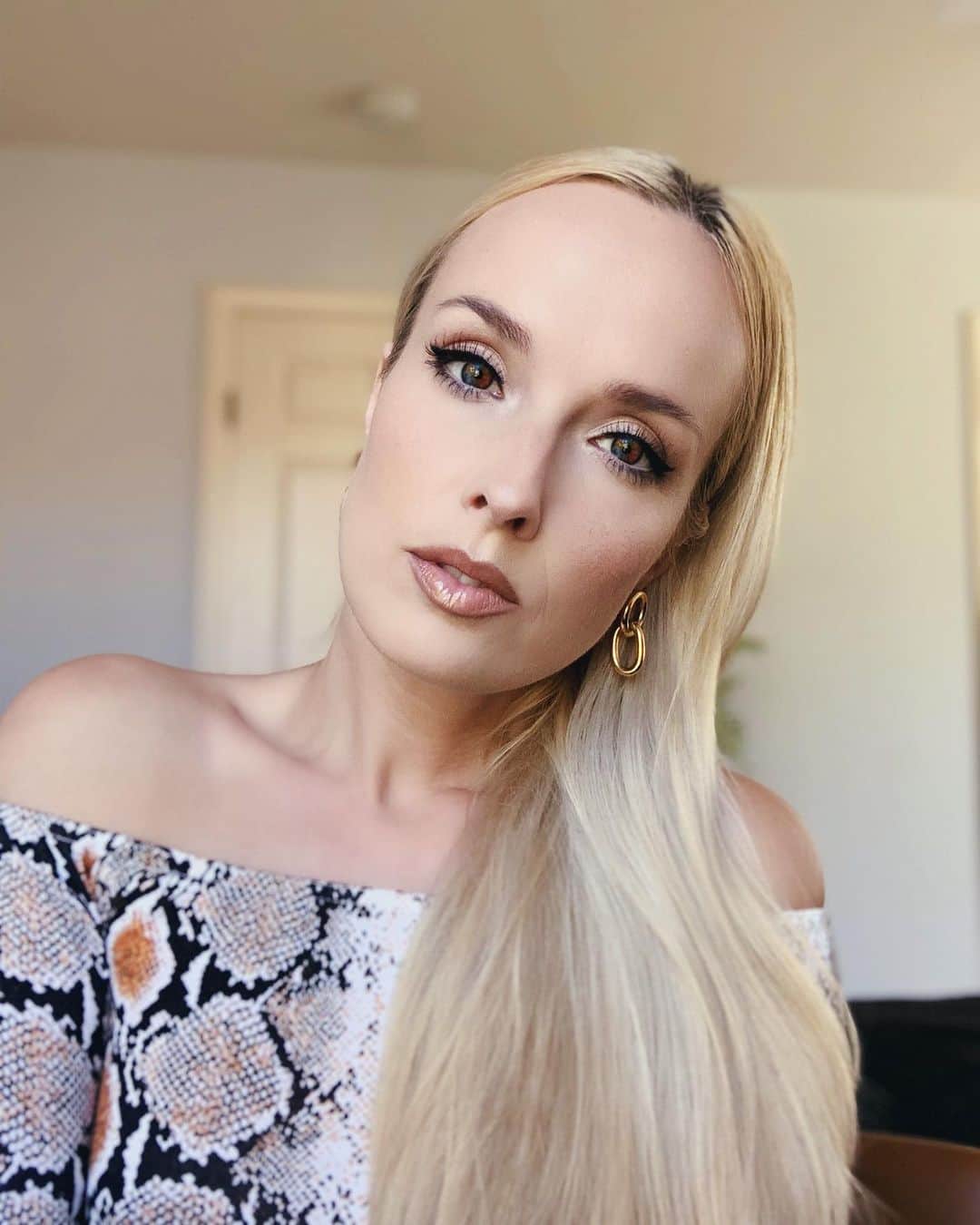 Nika Kljunのインスタグラム：「Since we cannot change reality, let us change the eyes which see reality. 🤍🕊 . Makeup by yours truly. #eyesonyou #theeyesofthebeauty # #itsallaboutperspective #coronawontstopus #theeyesneverlie」