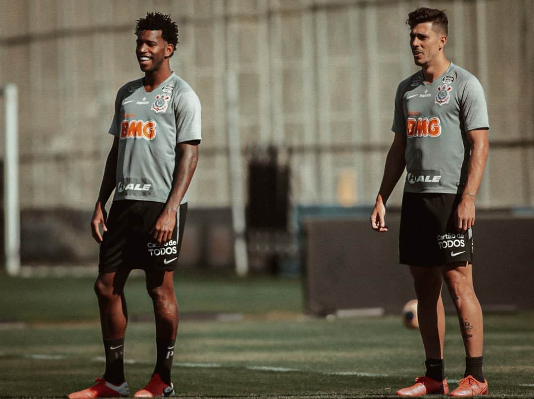 ダニーロ・フェルナンド・アベラールのインスタグラム：「Are you ready bro? 🤝 @gilzagueiro04  @rodrigo_coca @corinthians」