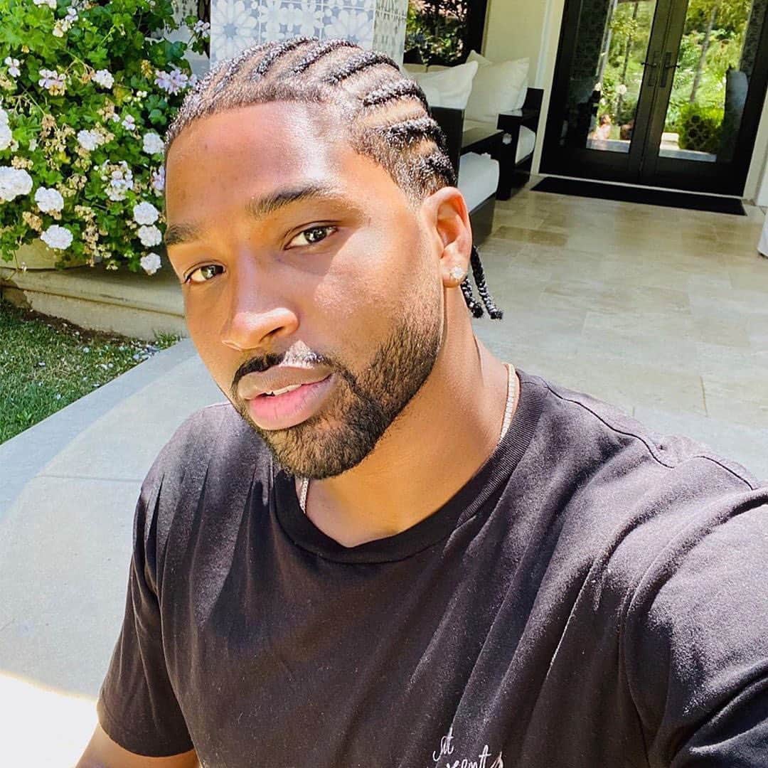 E! Onlineさんのインスタグラム写真 - (E! OnlineInstagram)「Just two months after Khloe Kardashian put her Calabasas home on the market, Tristan Thompson has followed suit. Head to the link in bio for a look at Tristan's $8.5 million L.A. home that is now officially for sale.(📷:Instagram)」7月26日 4時01分 - enews