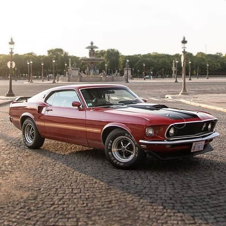 Classics Dailyさんのインスタグラム写真 - (Classics DailyInstagram)「#ClassicsFeature _____ 1969 Ford Mustang Mach 1. For it's introduction in late 1968 the Mach 1's standard equipment was a 351 cu in (5.8 L) Windsor (351W) 2V motor, A 351W 4V was optional as was a 390 cu in (6.4 L) FE, and then the huge 428 cu in (7.0 L) Cobra Jet 4V with or without Ram Air, and even the introduction of the "drag pack" option with the modified 428 cu in (7.0 L) Super Cobra Jet engine. _____ #classiccar #musclecar #hotrod #protouring #prostreet #restomod #classicsdaily #streetrod #streetcar #customcar #hotrods #streetrods #ford #mustang #mach1」7月26日 4時02分 - classicsdaily