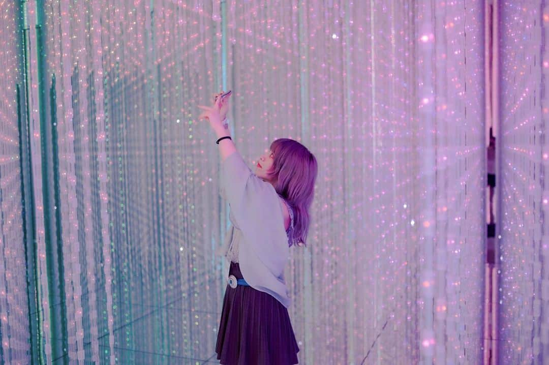 渡邊りつさんのインスタグラム写真 - (渡邊りつInstagram)「teamLab . 写真良すぎて我慢できないからupしましゅ。カメラマン(友人)天才。 . 東京・豊洲の「水に入るミュージアム」、teamLab Planets TOKYOへ、アート体験しにいってきたぽよ～～～🧞‍♂️🧢🦋🦕🐬 . もう色々凄すぎて 感動×10000000 . 言葉では説明出来ない。だから行ってほしい。フードもちゃっかりたべた。おいしかた。 . @teamlab.planets #チームラボプラネッツ #チームラボ豊洲 #pr #コラボベース」7月26日 4時12分 - w.rw.r