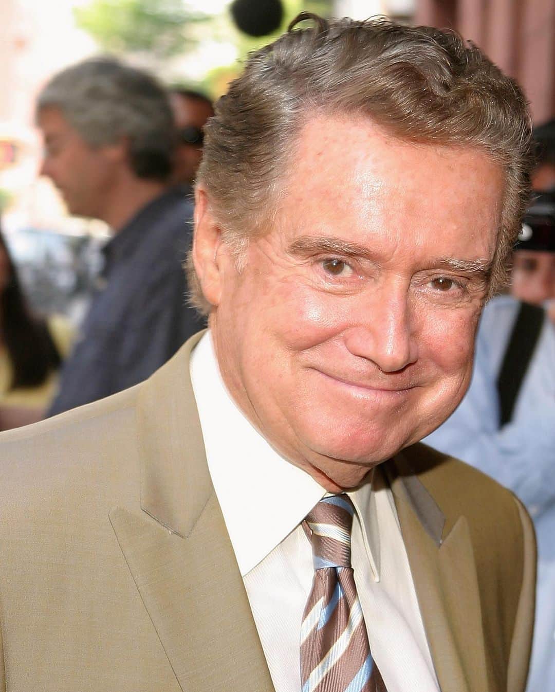 Just Jaredさんのインスタグラム写真 - (Just JaredInstagram)「Legendary TV host Regis Philbin has died at 88. We’re sending our thoughts and condolences to all of his loved ones. Tap this photo at the LINK IN BIO to read a statement from his family. #RegisPhilbin #RIP Photo: Getty」7月26日 4時17分 - justjared