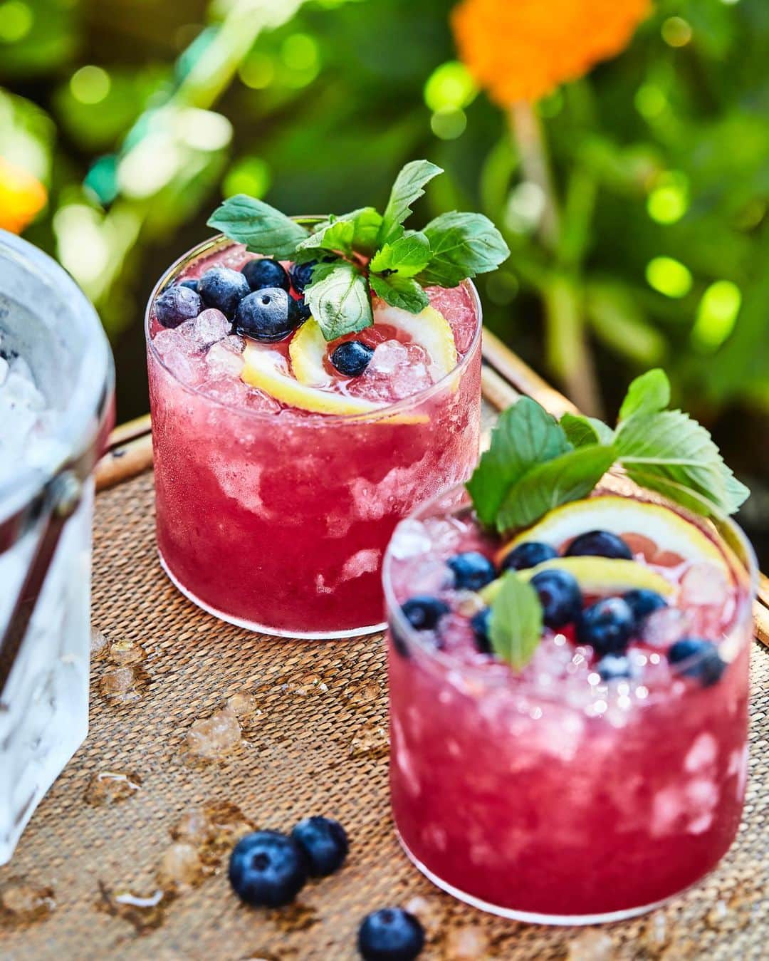 Gaby Dalkinさんのインスタグラム写真 - (Gaby DalkinInstagram)「Blueberry 👏🏼 Mint 👏🏼 Bourbon 👏🏼 Lemonade 👏🏼 super refreshing, mega delicious and beyond easy to make! Happy Weekending! 🍋  https://whatsgabycooking.com/blueberry-mint-bourbon-lemonade/」7月26日 4時31分 - whatsgabycookin