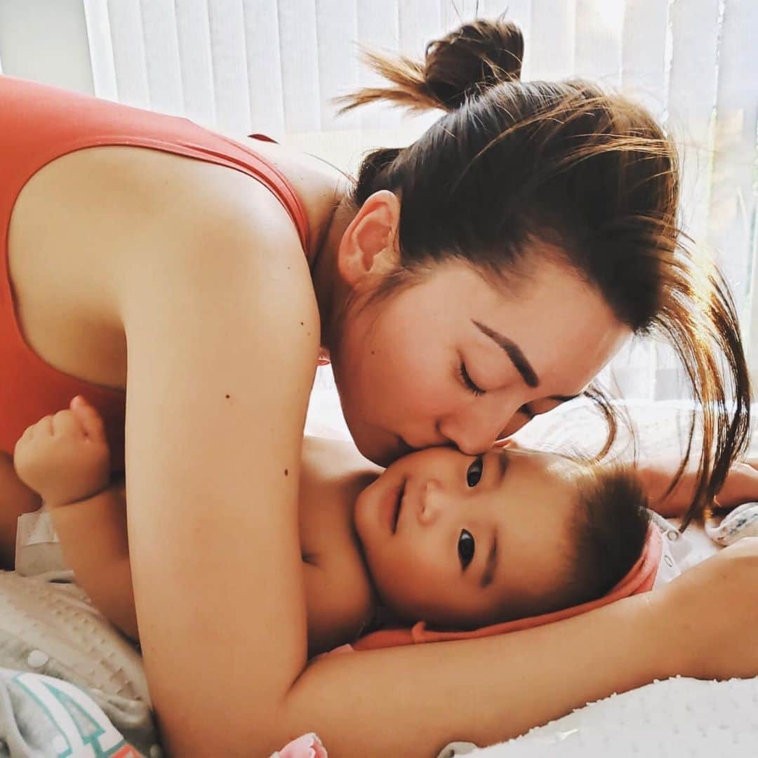 MayaTのインスタグラム：「I miss her already when she falls sleep so I look back at her photos and videos in bed before I sleep🤍   No makeup, tie my hair up, wear the most comfy clothes I can find. This is how I look most of the time since my daughter arrived🙈 I never knew, there’s SO MANY things to do, to think about and to learn everyday to raise a child. I’ll never be perfect but I’m always here for you to make sure you are happy❤️   #momlife #5monthsold #iloveyou」