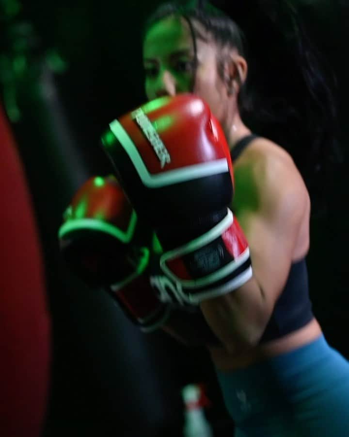 Eri Antonのインスタグラム：「You can’t kill a fighting spirit, so enhance it with the next generation of pre-work NOO FUZION™⁣  ⁣💙 @NooFuzion is an Ultra-Potent High-Performance innovation that pays careful attention to both mental and physical performance enhancement—fueled by a staggering 10,050 mg of active ingredients💪.⁣  ⁣ @NooFuzion pre-workout utilizes a novel scientific approach designed to promote lean muscle, energy, focus, recovery, and performance powered by a 7,000 mg full spectrum blend of Essential Amino Acids (EAAs), including BCAAs combined with 2,500 mg Betaine anhydrous, designed to optimally increase muscle protein synthesis. ⁣  ⁣ Apparel by @Bangrevolution.appparel⁣ Follow the inventor of BANG & NOO-Fuzion: @BangEnergy.CEO😎⁣  ⁣ #BangEnergy #NOOFUZION #NewProductAlert #NewArrival #NewRelease #CaffeineFix #EAAs #PreworkoutSupplement #WorkoutIdeas #SupplementsThatWork #MuscleMass #MotivationDaily #GainsTrain #TrainingSession #TrainingTips #PumpItUp #EnergyDrink #PerformanceDrink #MentalPerformance #PhysicalPerformance #MentalPerformanceTraining #HighPerformanceHabits #LeanMuscleBuilding #EnergyAndFocus #FocusRight #ActiveIngredients」