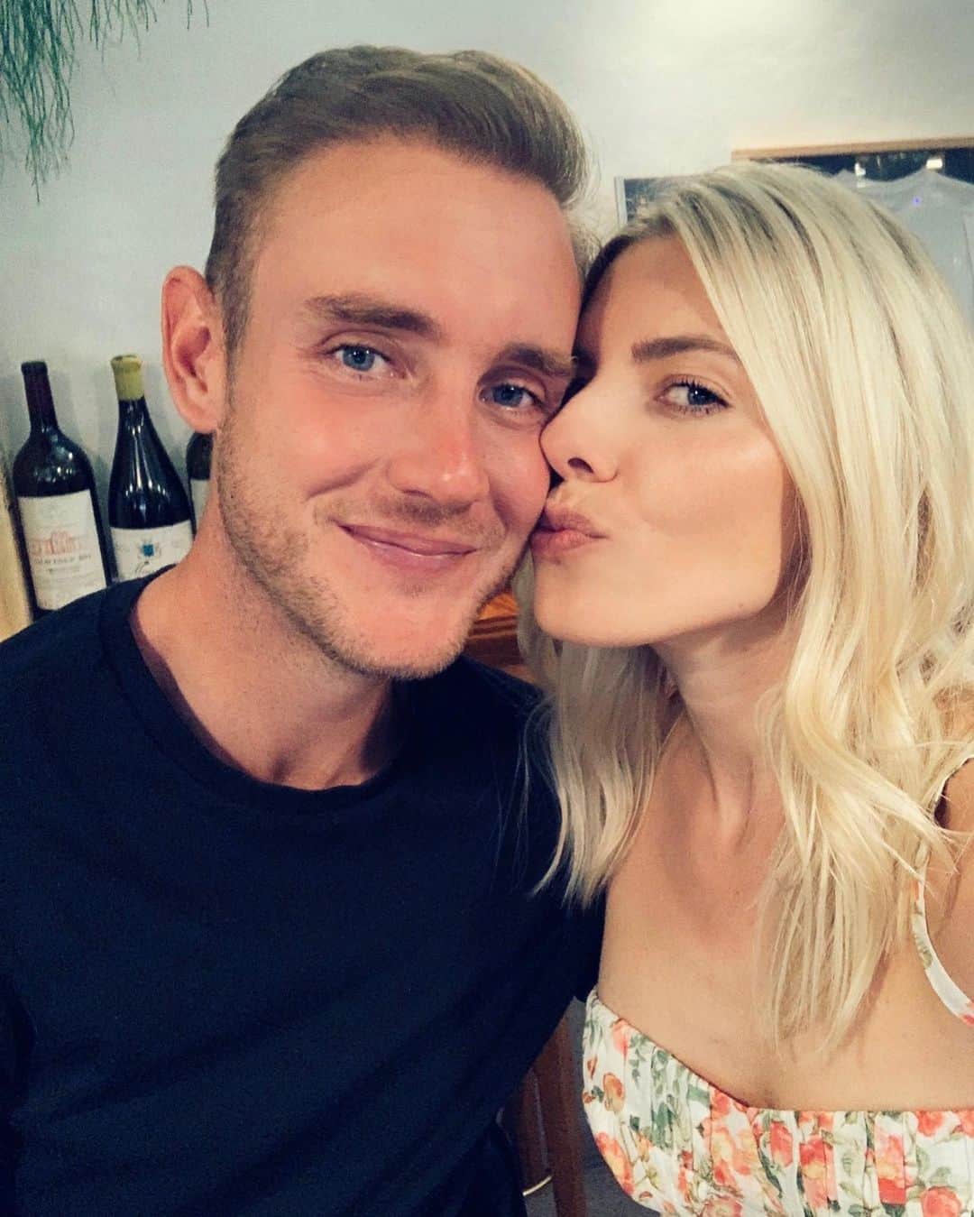 Mollie Kingさんのインスタグラム写真 - (Mollie KingInstagram)「So unbelievably proud of you today @stuartbroad8 (even more than usual)! Can’t wait to watch the next few days, so exciting! Come on England 🏏❤️」7月26日 4時38分 - mollieking