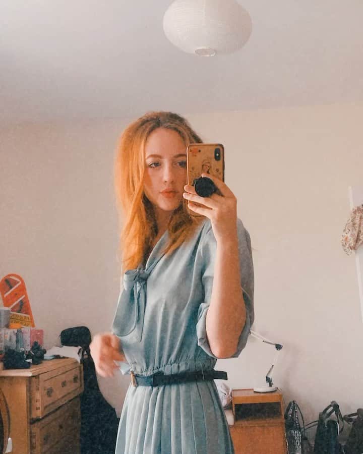 ベッキー・クルーエルのインスタグラム：「first time trying bouffant hair 😗 I decided to keep it straight since today’s torrential rain would have ruined it completely!! I was able to visit St Albans for a change of scenery 😊」