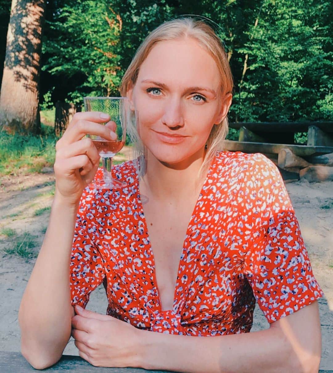 ハンネ・クレスのインスタグラム：「Summer nights 🥰🍷 #rosé #vacay #seizetheday」