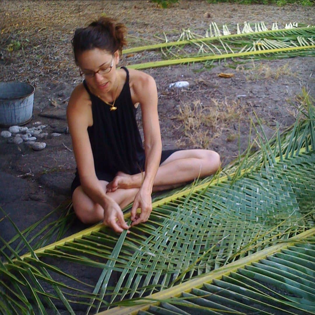 サラ・ウェイン・キャリーズさんのインスタグラム写真 - (サラ・ウェイン・キャリーズInstagram)「my auntie sent me this today - weaving palm fronds to re-roof her place on the Big Island after a hurricane a few years back.  sending my aloha to hawai’i and everyone in the path of the hurricanes around the world- be safe, be smart, be calm.  malama pono ❤️#808 #hurricaneseason」7月26日 4時44分 - sarahwaynecallies