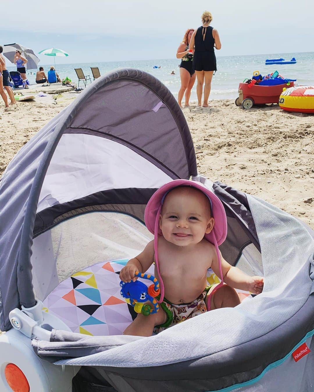 メーガン・デュアメルさんのインスタグラム写真 - (メーガン・デュアメルInstagram)「Beach afternoon 🏖 Zoey is 9 months old today! Time flies! She loves the water and her @fisherprice dome - perfect for the beach or nap time! #beachday #camping #9monthsold #happybaby #beachbaby」7月26日 4時45分 - meaganduhamel
