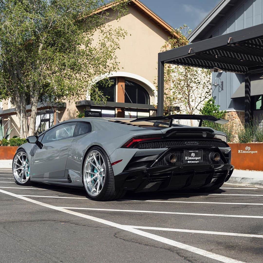CARLiFESTYLEさんのインスタグラム写真 - (CARLiFESTYLEInstagram)「One of the best looking Huracan EVO’s! @r1motorsport  What do you think? #carlifestyle」7月26日 4時46分 - carlifestyle