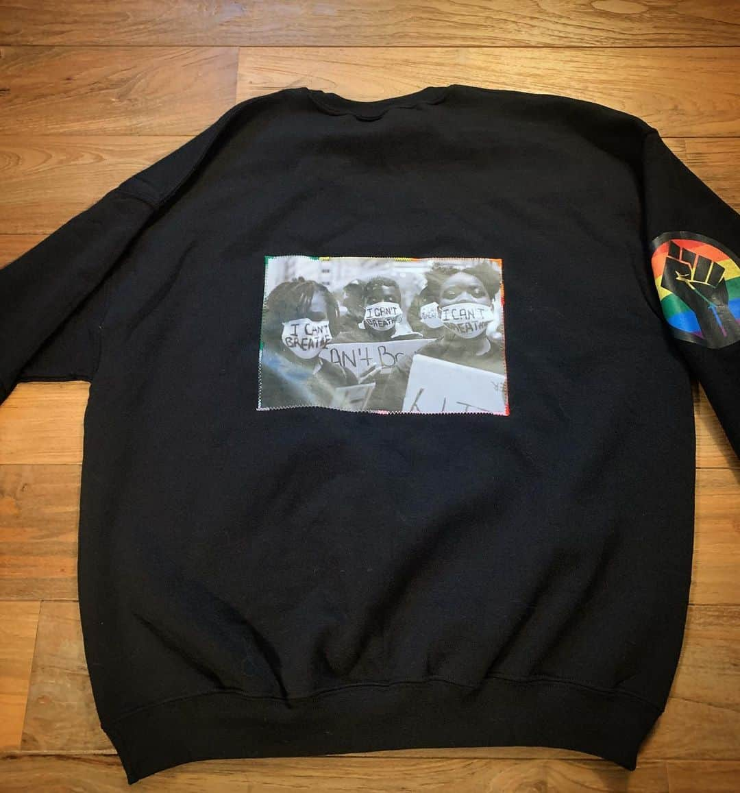 アンナ・パキンさんのインスタグラム写真 - (アンナ・パキンInstagram)「These pics don’t do it justice but this handmade custom birthday #blacklivesmatter sweatshirt made by a truly phenomenal 18yr old  brings me so much joy and pride.  Thank you babe 💜💜💜」7月26日 4時55分 - _annapaquin