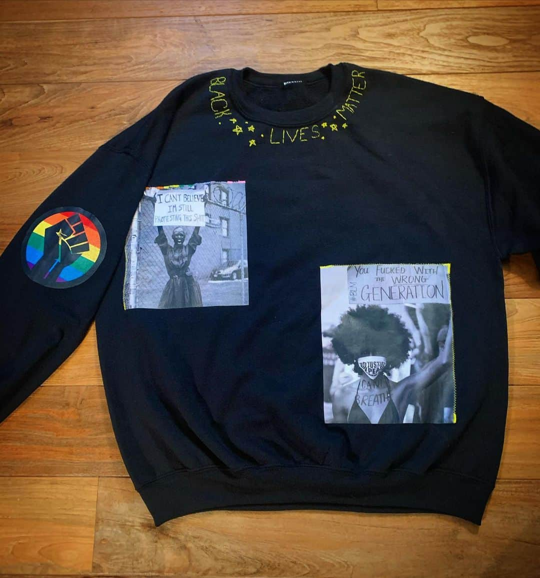 アンナ・パキンさんのインスタグラム写真 - (アンナ・パキンInstagram)「These pics don’t do it justice but this handmade custom birthday #blacklivesmatter sweatshirt made by a truly phenomenal 18yr old  brings me so much joy and pride.  Thank you babe 💜💜💜」7月26日 4時55分 - _annapaquin