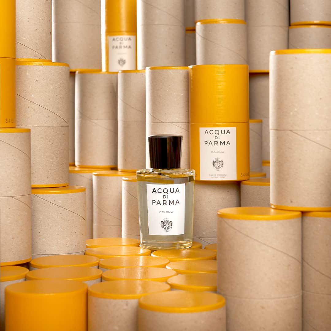 のインスタグラム：「Colonia, the brand's iconic fragrance since 1916, represents the very quintessence of craftsmanship according to the Acqua di Parma tradition.⁣ Discover more in our link in bio #craftsmanship⁣ .⁣ .⁣ #acquadiparma #handmade #madeinitaly #italy #handcrafted #yellow #hatbox #colonia #tradition」