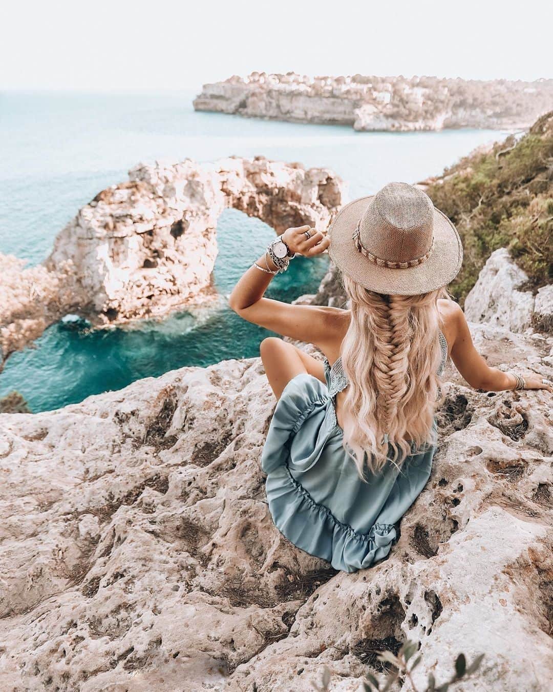 Kapten & Sonさんのインスタグラム写真 - (Kapten & SonInstagram)「'When in doubt: vacation.' ⛰️ Did you already make plans for vacation again, Kaptens? @foxytrash found the most beautiful spot with an amazing view. 💙 The watch is our Chrono Silver "Steel". #bekapten #kaptenandson #watch #mallorca #vacation #travel」7月25日 20時01分 - kaptenandson