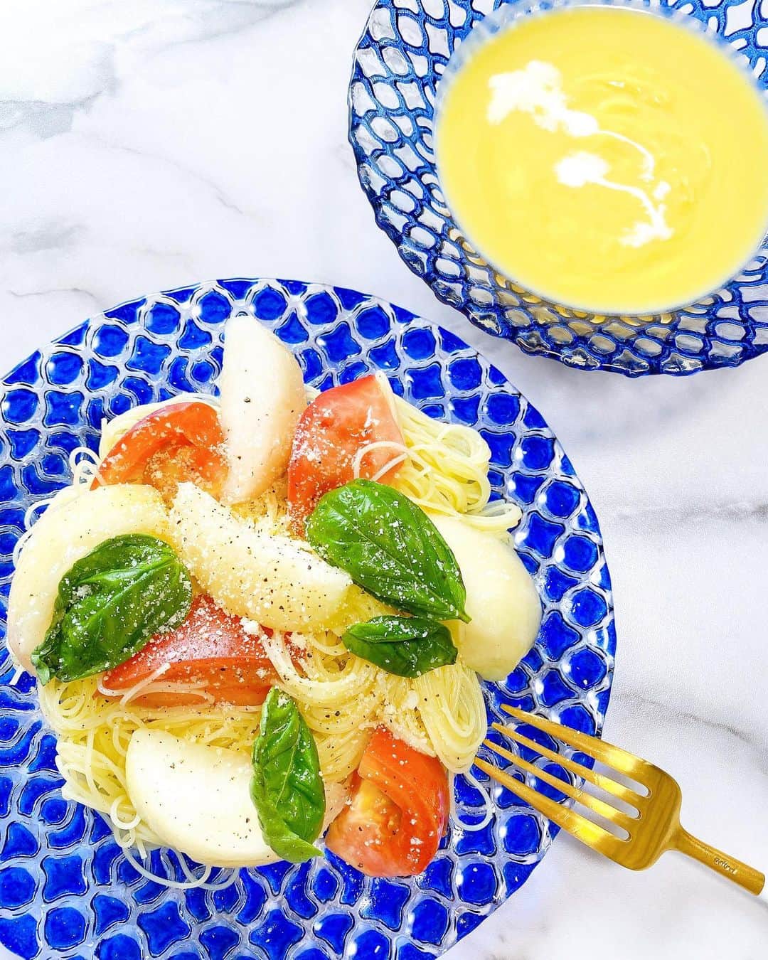 小林真由のインスタグラム：「今日のランチは桃のカッペリーニ🍑🍽﻿ お昼は麺率が高くて、最近フルーツカッペリーニにハマってます🍝﻿ ﻿ 新しく仲間入りしたブルーの食器、﻿ 使い勝手も良くてほぼ毎食登場してるほど愛用中🍝﻿  ﻿ ﻿ ボウルとプレートは重ねて使って﻿雰囲気を出してみたり🥺、﻿ 夏らしくて可愛い..🍧﻿ 食器類は以前からよくネットで見ていたけど﻿ 自粛が始まってよりポチッとすることが多くなりました。﻿  @fourgrace_tableware   ﻿ #ランチ #冷静パスタ #パスタ #桃 #カッペリーニ #食器 #クチポール #クチポールゴア #おうち時間 #おうちご飯 #料理 #女の子ママ #ママライフ #マタニティ #マタニティライフ #妊婦 #妊娠10ヶ月 #第二子妊娠中﻿」