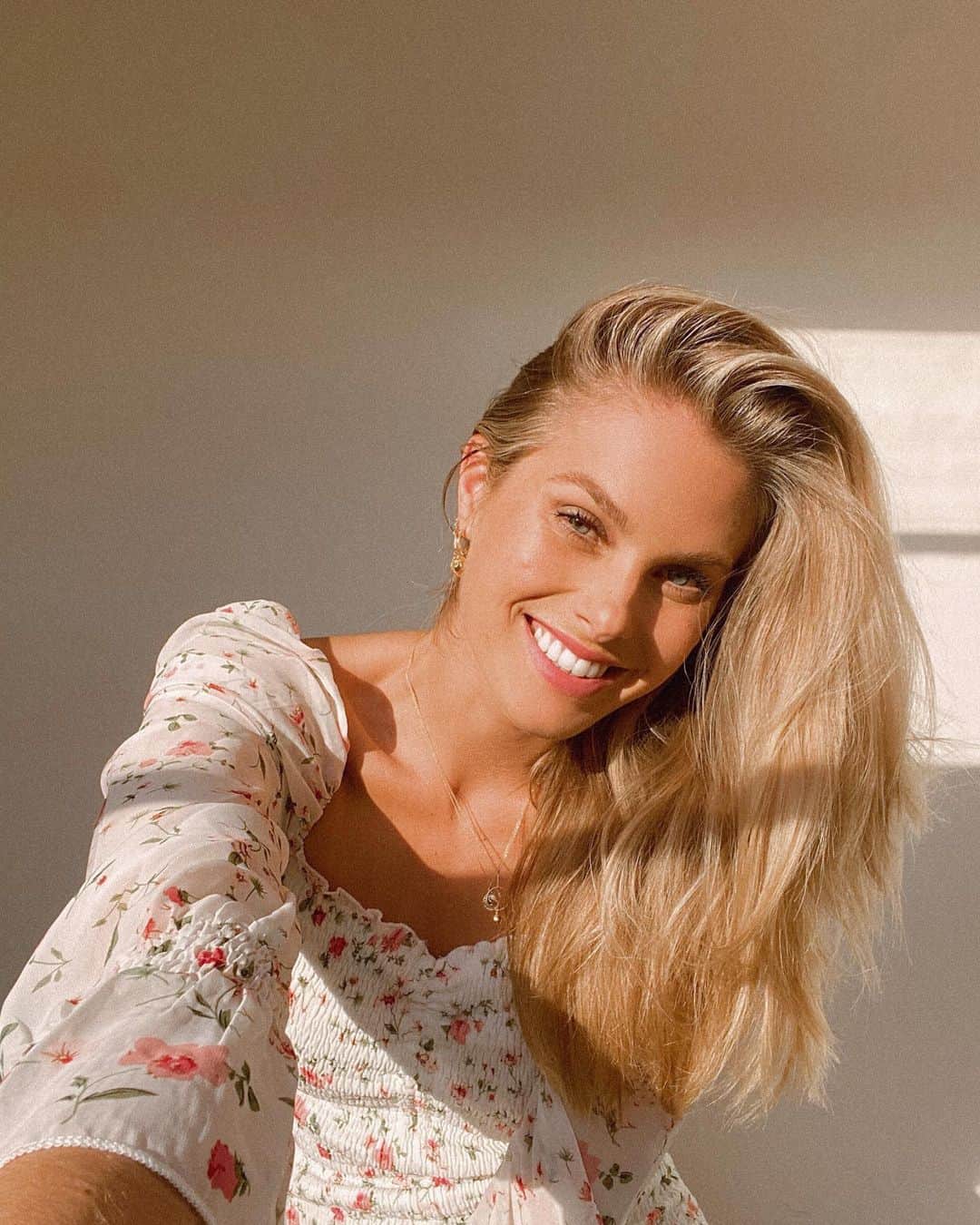 ナタリー・ジェーン・ローザーのインスタグラム：「Indoor golden hour is so 2020 🏠☀️」