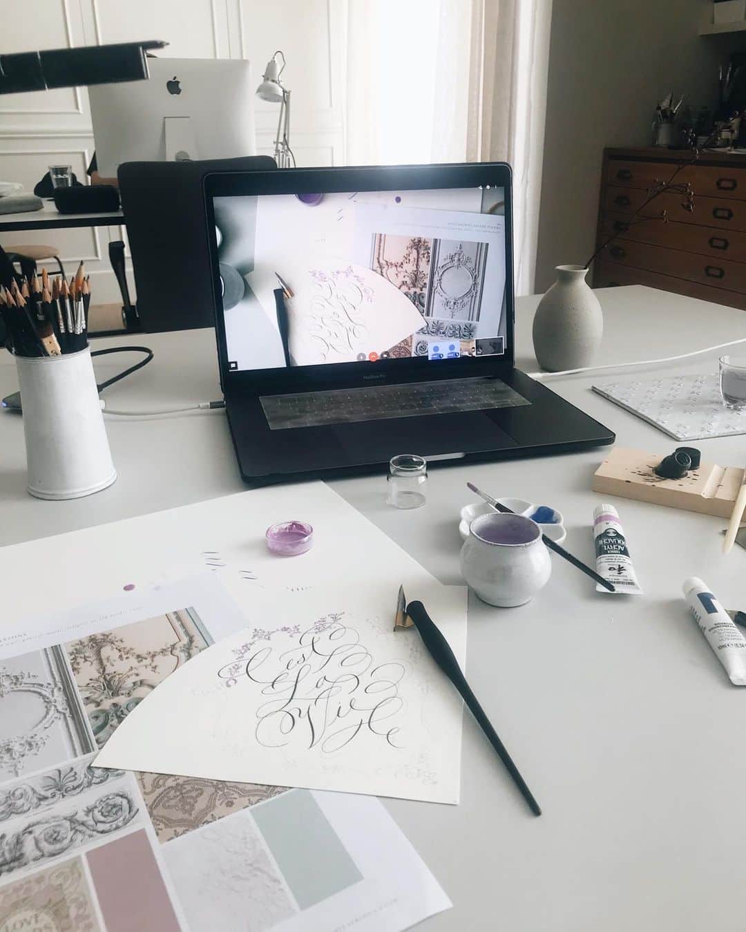 Veronica Halimさんのインスタグラム写真 - (Veronica HalimInstagram)「A sneak peek on my table set up behind today’s online workshop. Thank you for all who joined and @prefers.limited for hosting this session! — I will be doing another online workshop soon for beginners modern calligraphy class next month. Stay tuned for the announcement! — #truffypi #vhcalligraphy #calligraphyworkshop  #onlineworkshop  #東京 #japanworkshop #calligraphystyling #creativeworkshop #カリグラフィー #カリグラフィースタイリング #カリグラファー #カリグラフィーワークショップ #オンラインワークショップ」7月25日 20時07分 - truffypi