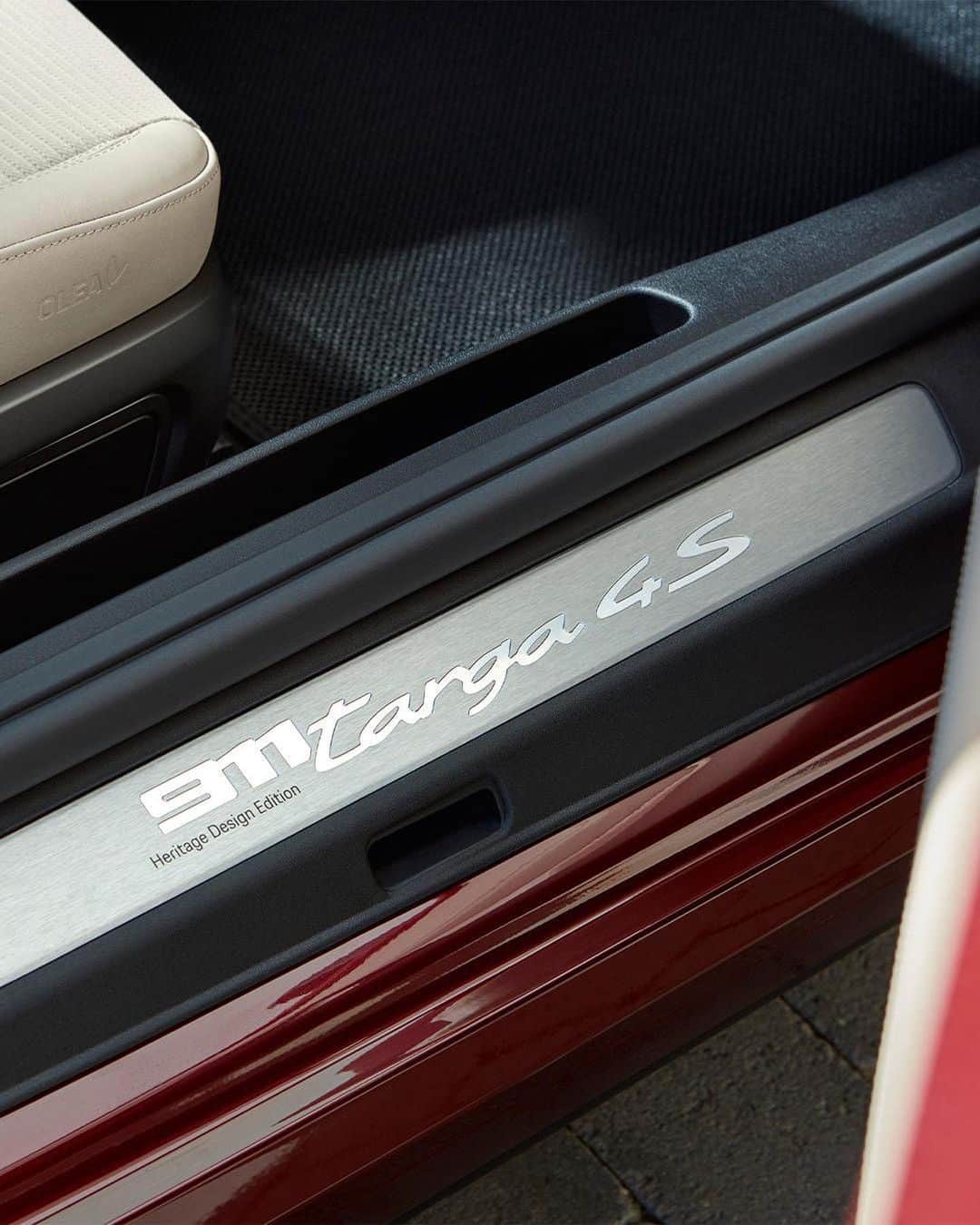 Porscheさんのインスタグラム写真 - (PorscheInstagram)「The 911 Targa 4S Heritage Design Edition’s careful details, from the limited-edition dashboard plaque and 911 logo, to the brushed aluminium door guards and Porsche Heritage plaque on the tailgate grill, determines a true icon. Link in bio.  #PorscheExclusiveManufaktur #IconsOfCool __ 911 Targa 4S Heritage Design Edition: Fuel consumption combined: 10,3 - 9,9 l/100 km; CO2 emissions combined: 235 - 227 g/km I https://porsche.click/DAT-Leitfaden I Status: 12/2020」7月25日 20時09分 - porsche