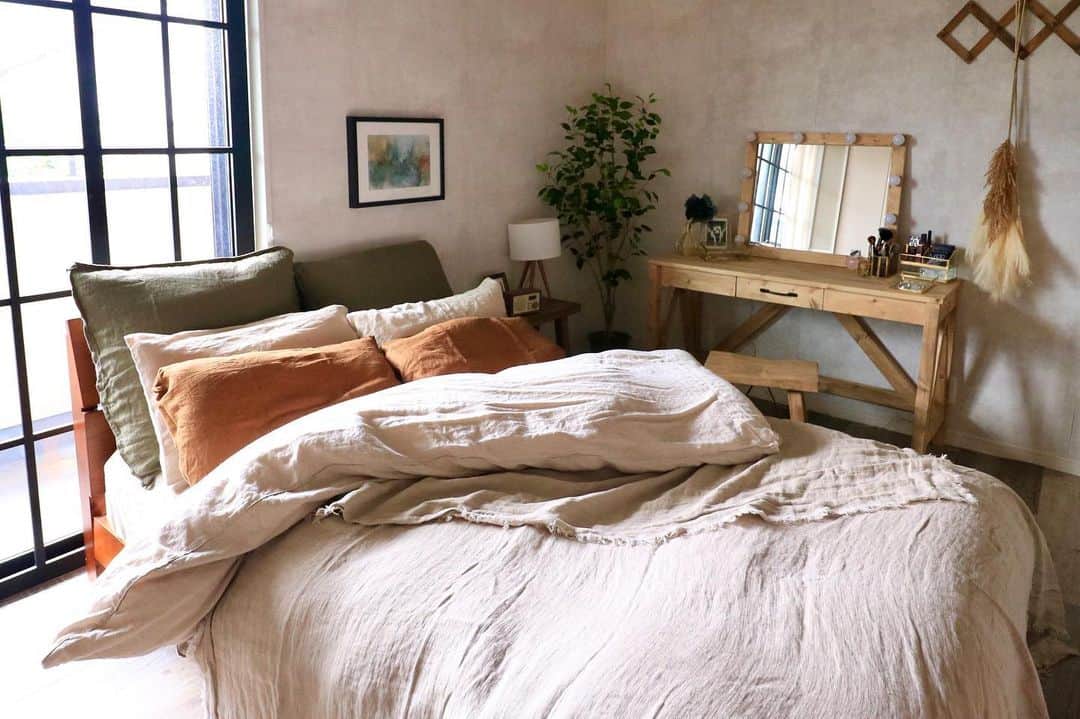 のインスタグラム：「こんばんは☺︎ . . 寝室のベッドカバーとクッションカバーを変えました🛏 大地や植物の色のアースカラーは リラックス効果もあると言われています🌳 カバーは年中リネンオンリーですが、 @laredoutejapan さんは種類・カラー豊富なので 季節の変わり目や気分を変えたいときよいです🙌✨ . . #laredoute#ラルドゥート#laredoutejapan#homestyling #インテリア#セルフリノベーション #寝室#DIYのある暮らし#DIYアドバイザー#ルームスタイリスト##ベッドカバー#interiordecor #homedecor#rusticinterior#diy#livstagrammer#interior#bedroom#mygoodroom#instahome#renovation . . ==== . 7/28(火)17:00まで会員登録で使える最大3,000円クーポンキャンペーン実施中！ . ・クーポンコード ・10000円以上購入で使える 1000円OFFクーポンコード「LR2007C1」 ・20000円以上購入で使える 2000円OFFクーポンコード「LR2007C2」 ・30000円以上購入で使える 3000円OFFクーポンコード「LR2007C3」 ※ご注文金額に応じて割引金額が異なります。 . ・ご利用条件 10,000円以上でご利用可能 . ====」