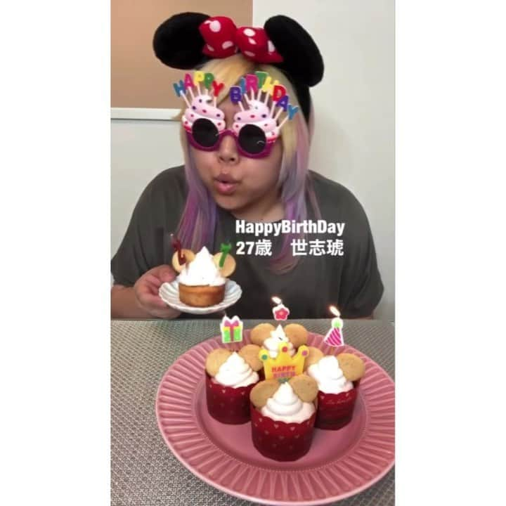 世志琥のインスタグラム：「. .  自分の誕生日祝いに、ディズニー公式ストロベリーチョコチップマフィンを作ったぞこの野郎🍓💢  . . #ディズニー #ストロベリーチョコチップマフィン #公式レシピ #おうちカフェ #簡単レシピ #誕生日 #バースデー #TikTok #SEAdLINNNG#プロレス #女子プロレス #世志琥」