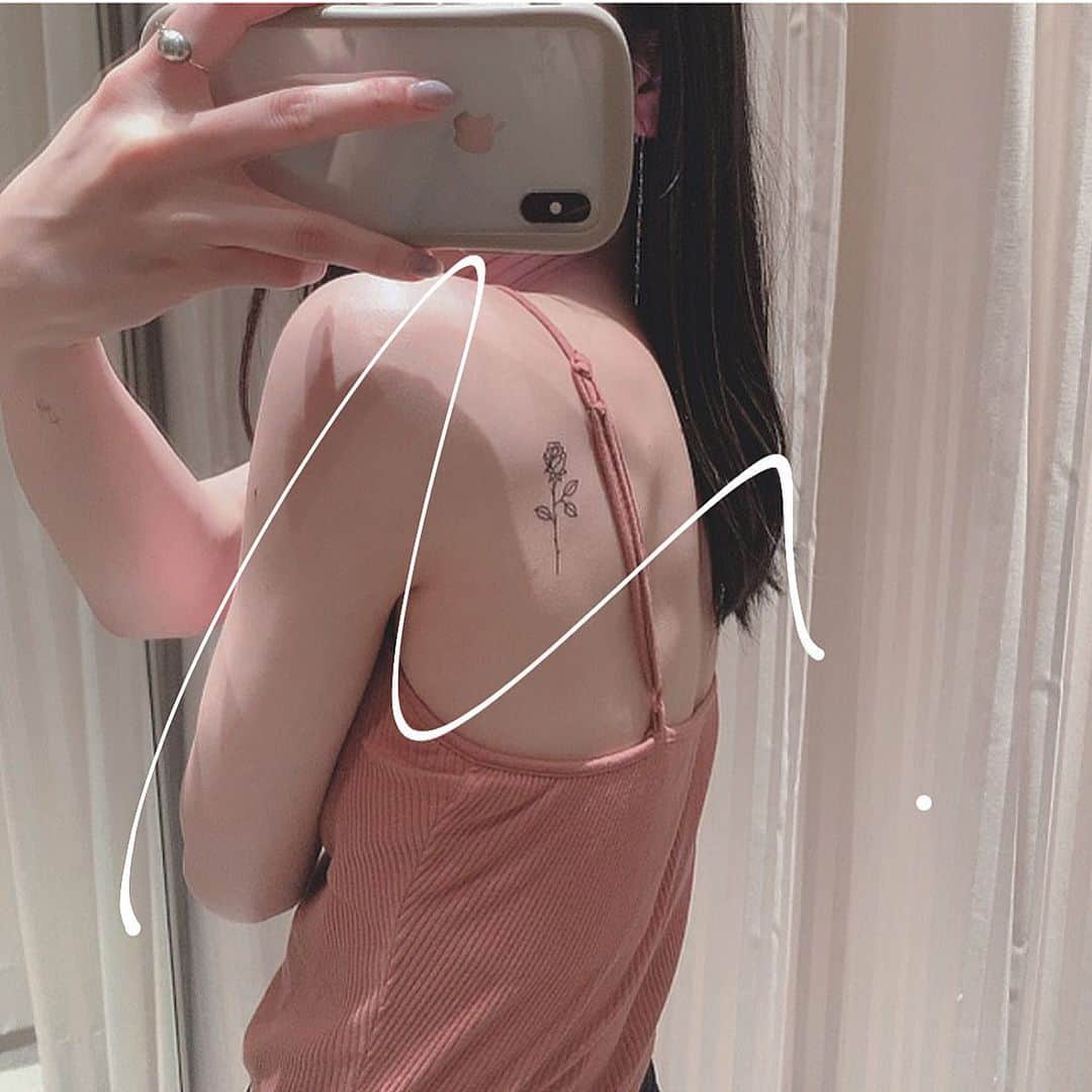 黒津南帆のインスタグラム：「. 🌹&🌷 . . #タトゥー #タトゥー女子 #タトゥーデザイン #タトゥーシール #タトゥー画像 #タトゥーアート #タトゥーアートシール #シール #シールタトゥー #花 #花タトゥー #花タトゥーシール #薔薇 #薔薇タトゥー #デコルテ #鎖骨 #趣味 #suhada #pacho」
