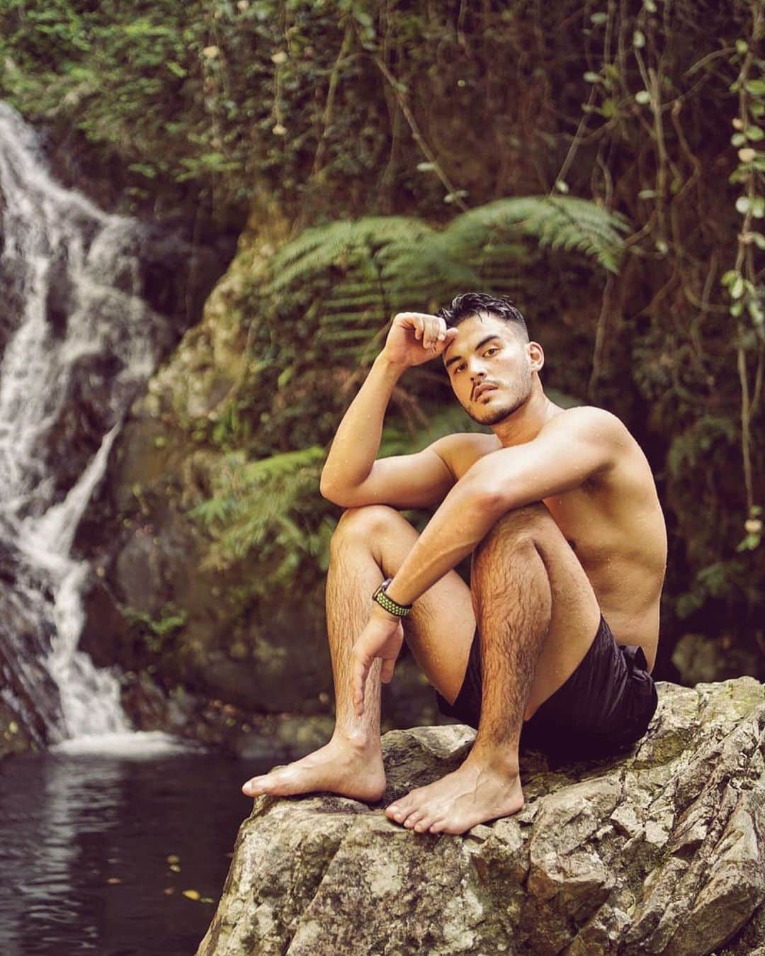 Kam Wai Suenのインスタグラム：「My face when I found out that I won’t be able to fly back home for Christmas 😭  thanks @mrandyc for this sick shot and  @ka8hair & @mens.bash for the fade haircut 💥☄️  #waterfall #waterfalls #hkhiking #hkhiker #explorehk #discoverhk #hikingadventures #beautyofnature #hkkol #hkinfluencer #lifestylemodel」