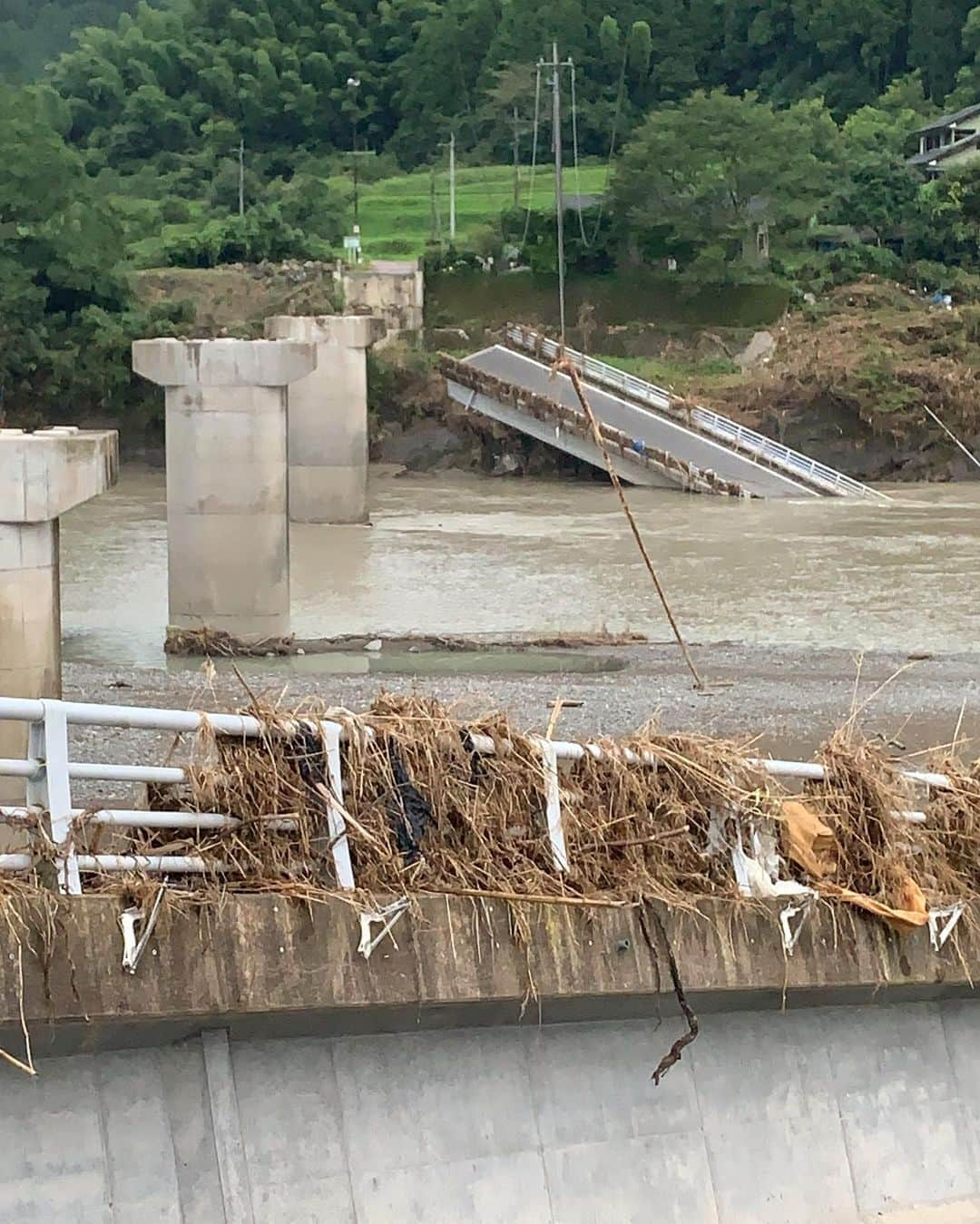 巻誠一郎のインスタグラム：「今回、熊本県南部豪雨では球磨川氾濫により沢山の橋が崩壊しました。  本当であれば地域の皆さんにとって、非常に重要な交通インフラのはずの橋。  球磨村ではほとんどの橋が洪水により崩壊しました。  本来であればば反対岸へ橋を渡ればすぐに行けるはずが、災害後は1時間以上かけて反対岸へ行かなければならなくなったり、、、  生活再建の立て直しも、この橋がないこと進むことができません。  今後は様々な生活への支障や、集落自体の生活が成り立つたず、集落の存在そのものさえなくなりかねない橋もあると思います。  僕が被災地で感じたこと。  被災されたこの地域の方々の生活はこの球磨川と共にあったと改めて思う反面、この橋がなければ生活再建のスタートを切るこもできないと思うと、この災害の恐ろしさを改めて感じ、またこの災害で苦しんでる方々に言葉が見つかりません。  全ての橋が掛かかるまでの道のり、、、  何度も僕は言ってますが、長い長い道のりです。  連日、海外そして日本全国から寄り添い続けてくださる方々。  そして、僕をサポートしてくれている、海外、国内のサッカー仲間、たくさんのアスリートとスポーツを通じた未来を創っていきたいと思っています。  また熊本だけではなく、大分や福岡でも豪雨により甚大な被害が出ている、この九州の被災地に1日も早い復興を願い続けます。  改めて、長い目で僕の故郷の熊本、そして九州に明るい日が来るまで、僕は皆さんと共に、被災地の方に寄り添い続けます。  #球磨川氾濫 #災害復興支援プロジェクト #ユアアクション #クラウドファンディング #マクアケ #巻誠一郎」