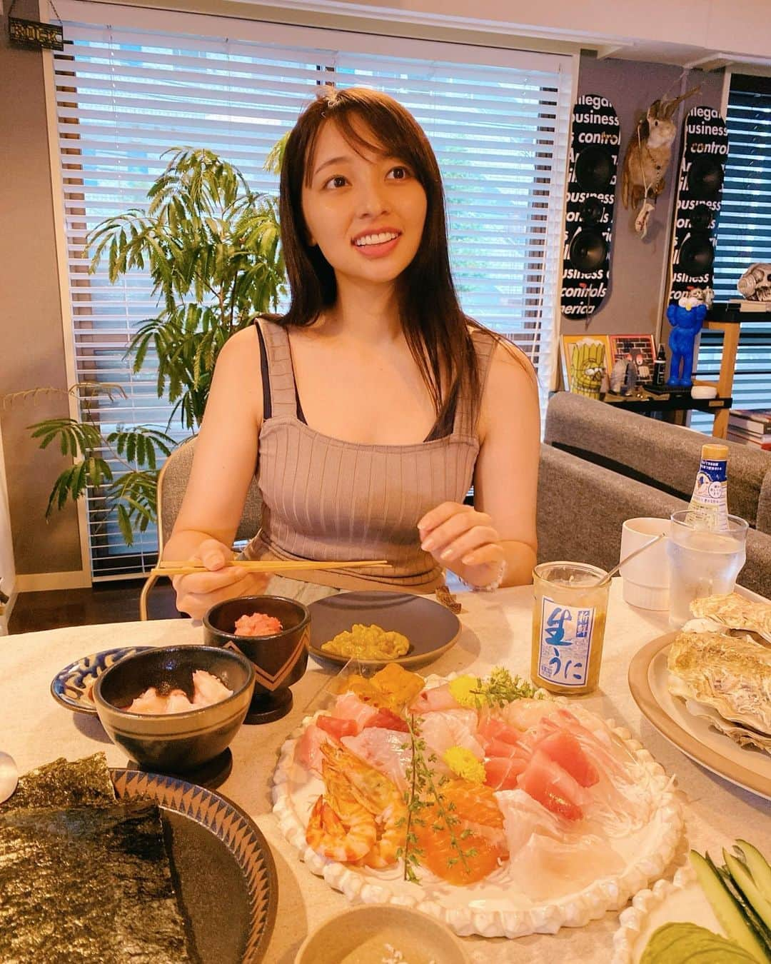 水崎綾女さんのインスタグラム写真 - (水崎綾女Instagram)「姉妹で、お取り寄せ海鮮パーティーしたよ〜💕 @miyakesuisan とみくに商店の生うに！！美味しくて幸せだったぁぁぁ〜💕💕💕 ご飯はなしにしてお刺身ばっかり食べたけど、それでも大満足の満腹でした😋😋😋 #お刺身 #お取り寄せ #生うに #ウニ #雲丹 #うに　#生ウニ #海鮮 #魚 #魚eats」7月25日 20時24分 - misakiayame