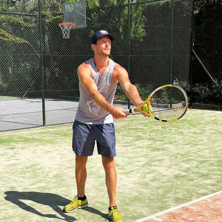 ロマン・グロージャンのインスタグラム：「Enjoyed some tennis today. One of my favorite sport to play even tho my servs are terrible 🤣🤣🤣.  #r8g #tennis」