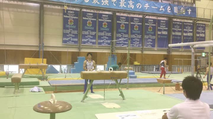 のインスタグラム：「本日もYouTubeにて配信しております😆  東京五輪を目前にしながら、日々の練習に取り組む姿をほぼ毎日発信。  自分よりすごいやつはゴロゴロいる、そんな世界観を持って進んでいきます👍  #体操　#スポーツ　#メンタル　#スポーツメンタル　#亀山耕平　#あん馬」