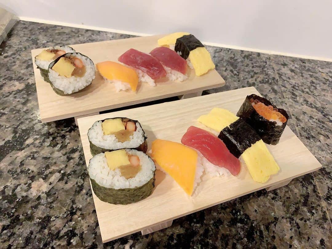 Miku Hirata 平田未来さんのインスタグラム写真 - (Miku Hirata 平田未来Instagram)「今日のランチは、お寿司でした🍣 なんと、わたしの手作り❗️笑🥰  ※動画をたくさん載せたら UPできず😂数を減らしました🙏  お家には、真空保存された新鮮魚介のキットが届きました🐟💕 お寿司のネタは、マグロやたまごなど みんなの好きなものから ガリやわさびも送られてきます✨  海苔も、軍艦用・玉子用・太巻き用と3種類もついています (わたしはちょっとサイズを間違え、いくらは一貫のみになりました)😅  今回家庭で用意したものは、#巻きす くらいです😊  今回は、子供もいるということで、わさびなしで、 マグロ、たまご、サーモン、いくらと太巻きを作ってみました✨  お寿司を作ったことがなくても、 購入者限定の動画がみれるので、 寿司職人気分を味わえました💓  限定の資料には、お寿司のネタの解凍方法や寿司職人が教える酢飯の黄金比を特典がついてきます⭐️  子供も興味津々だったので、 ネタの解凍とご飯とすし酢を混ぜるところまでやってもらいました👦👶 (その後は大騒ぎだったので、 一時外に遊びに行ってもらいました👨)   その間に動画を見ながら、 まぐろ、サーモン、たまごに挑戦❣️  いくらも絵になりそうだったので、 動画を見ながら作れました💕 職人さんの技も知れて楽しくなりました✨  ちょっと不安だった太巻きですが、 巻きすのサイズが多少小さくてもなんとか巻けました🥰  ーーーー  お家でお寿司のメリットは、  ・人目を気にしないで食べられる❣️ ←特に子供が小さくて、なかなか食べに行けないのですが＆まだお寿司が食べられないので 家庭でゆっくりと味わえました✨  ・味を加減できる❣️ ←すし酢、砂糖と塩は、黄金比に従いつつ、分量はかなり少なめ&子供用にしました😊 大人にはちょっと物足りないかも知れませんが、塩分や糖分を摂りすぎず、安心して食べられました✨  ・手作りの楽しさがある❣️ ←手巻き寿司を本格的に作ったのは、 10年ぶりくらいになりましたが😅 やはり手作りは美味しく感じました✨  また、海外だと、日本人を見たら「スシ！」と言われるように(極端ですが、リアルにありました) 太巻きは作れた方が喜ばれます👍  新鮮なネタがある地域ならもちろんお寿司もふるまえると最強です💠💕  私も今回食べながら、 留学当時、友人とお寿司作りをしたことを思い出しました✨  ーーーー  ランチで食べたお寿司、旦那さんにも好評でした✨😍  ご飯は炊き立てが推奨されていますが、 今回はタイミング的に間に合わず 残りのご飯を温めて使いました🍚  寿司飯と、ネタが少しずつ余ってしまったので、夜はちらし寿司にしました💓  自分でお寿司作りが久しぶりなのと、美味しくて、 とても長くなってしまいましたが😅  @ouchi.de.osushi では、#お家deコンテスト開催中　なのでぜひチェックしてみてくださいね❣️  ちなみに、楽天で買えます😊  #お家deお寿司 #おうち時間 #業界初 #お家でお寿司 #お寿司 #匠味之膳　 #お寿司パーティー #おうちお寿司 #寿司パーティー #寿司ランチ🍣 #おうちすし  #sushitime🍣 #sushilunch #sushistagram  #ちらしずし #寿司職人 #手作り寿司  #magurosushi #おしながき #解凍方法 #黄金比」7月25日 20時25分 - miku.hirata
