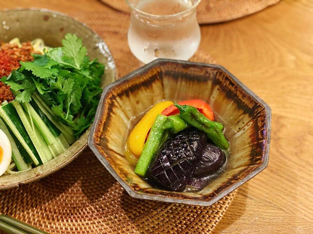 高山直子さんのインスタグラム写真 - (高山直子Instagram)「😋😋😋 ●ピリ辛ジャージャー麺 ●夏野菜の揚げ浸し 夏だー！🎐の、ごはん。 美味しゅうございました🤤  #なおコロ食堂 #ジャージャー麺#夏野菜#揚げ浸し #宮城陶器#うつわ好き#夏ごはん」7月25日 20時27分 - nao_70koro