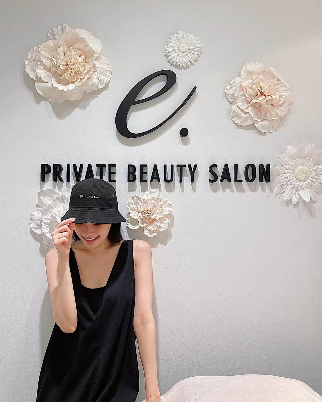 石川マリーさんのインスタグラム写真 - (石川マリーInstagram)「． ． 📍 @private.beauty_salon ．  "ハイフ" と "エアーニードレスインジェクター" をしに草加駅まで行ってきたよ♪" ． 毛穴のお掃除をして、ハイフでしっかりとリフトアップした後、空気の高圧ジェットで美容成分を打ち込んでいくの！！ 今回もビタミンCとヒト幹細胞のダブル打ち♡ ． ここに行くと本当お肌が生き返るんだよね！！ "ツルピカ肌"ってこの事だ！！って感じに！！ 前回の感じだと、明日、明後日は更にキュッと顔が引き締まるから楽しみ〜♡ ． エステティシャンの方に私のインスタを見て来てる方がいるって聞いたんだけど、この"ツルピカ"感わかってくれたかな？笑 本当是非1度行ってみてほしいです♡ ． 私が行ってるのは草加店の @private.beauty_salon なんだけど… 千葉県松戸市にも花小金店 @e._kitakogane がOpenしたそうです！！ お近くの方は是非チェックしてみてね♡ ． ． ． #エステ #美活 #美容 #美肌 #エアー注射 #針なし注射 #ニードレスインジェクター #ハイフ #ビタミンC #ヒト幹細胞 #ヒト幹細胞培養液 #アンチエイジング #リフトアップ #ツヤ肌 #若返り #最新美容 #美容サロン#アラサー #アラサー美容 #埼玉 #埼玉県 #草加 #草加駅 #休日 #幸せ」7月25日 20時29分 - marieishikawa