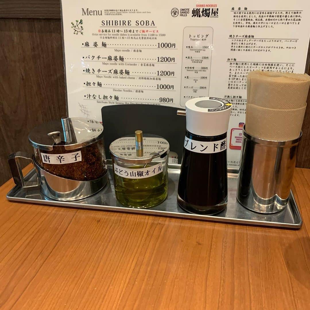りょうくんグルメさんのインスタグラム写真 - (りょうくんグルメInstagram)「【表参道　蝋燭屋】 痺れ好き女子に大人気の麻婆麺！ ㅤㅤㅤㅤㅤㅤㅤㅤㅤㅤㅤㅤㅤ 🏠#表参道　#蝋燭屋 明治神宮前駅徒歩4分 表参道駅徒歩5分 📖焼きチーズ麻婆麺(¥1200) ㅤㅤㅤㅤㅤㅤㅤㅤㅤㅤㅤㅤㅤ 痺れヌードルで有名な蝋燭屋！ 辛さ変更可能なので辛さは普通で注文！ ㅤㅤㅤㅤㅤㅤㅤㅤㅤㅤㅤㅤㅤ 麻婆の上にはあぶったチェダーチーズ、麻婆麺がさらに濃厚でコクが出る！麻婆は熱がとじこもってあちあち。 量は多めだと思う。 ㅤㅤㅤㅤㅤㅤㅤㅤㅤㅤㅤㅤㅤ 痺れは普通くらい！と思ったらだんだんくる！ 後半ガチで痺れて水飲んだ瞬間超炭酸強いサイダーのんでるのかと思ったw ㅤㅤㅤㅤㅤㅤㅤㅤㅤㅤㅤㅤㅤ ㅤㅤㅤㅤㅤㅤㅤㅤㅤㅤㅤㅤㅤ テーブルの上に調味料があるんだけどブレンド酢いれるとばっかうまい！ ほんとにこれはやばい！ 酢入れた瞬間神がかってる！ ㅤㅤㅤㅤㅤㅤㅤㅤㅤㅤㅤㅤㅤ お店は表参道ヒルズの中にある。 店内はテーブル二つに、あとは横に仕切られたカウンター。女性お一人様がけっこういる。 蝋燭屋はまじで女性に人気で、銀座店は常に行列できてる。  11時から15時はライスサービスあり。 椅子の下に荷物入れ エプロンあり  もう一回リピるなら 普通の麻婆麺で薄辛にして早めブレンド酢投入かな！ 店員さんに聞いたけどやっぱり薄辛にする人多いって笑  表参道店は空いてるからいいよ！ 痺れ好きにおすすめ！ ㅤㅤㅤㅤㅤㅤㅤㅤㅤㅤㅤㅤㅤ 蝋燭屋  東京都渋谷区神宮前4-12-10 表参道ヒルズ 3F  11:00～23:00（日曜祝日～22:00）」7月25日 20時40分 - uryo1113